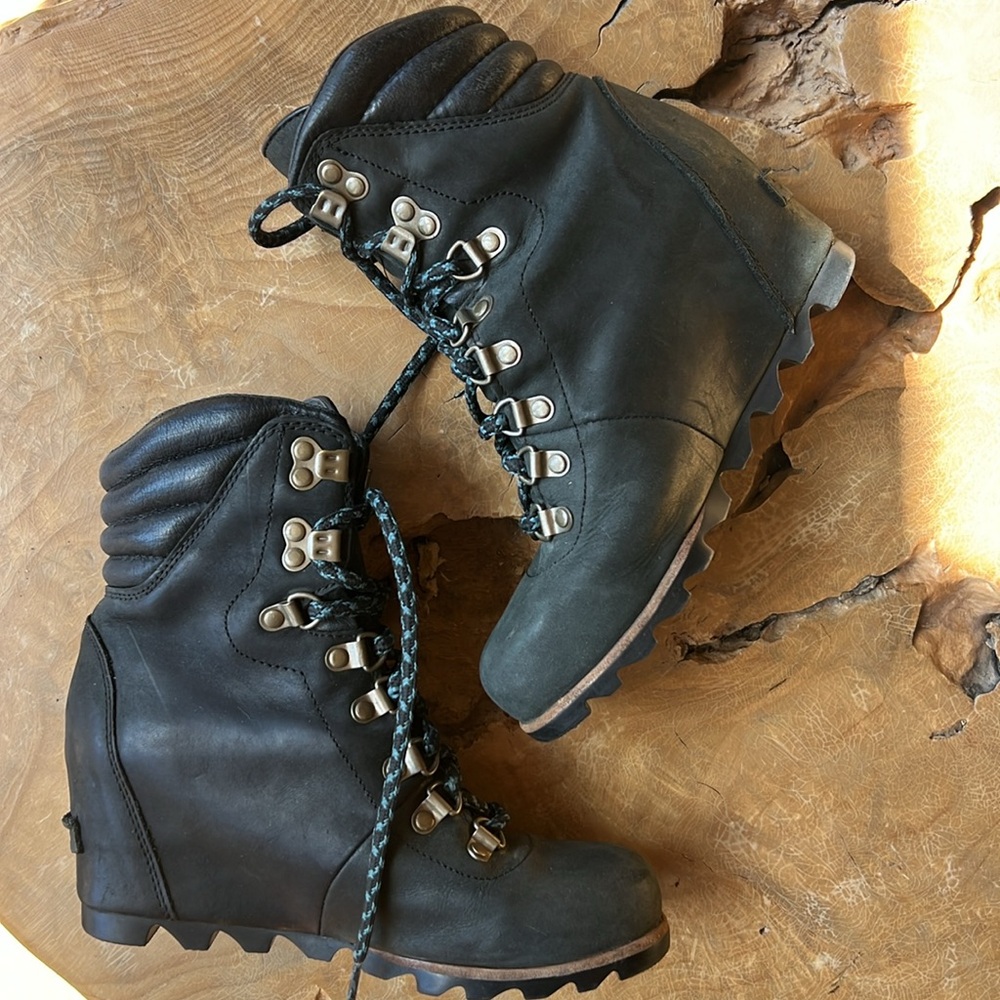 Sorel Conquest Wedge Waterproof Bootie Size 7 Black Leather Black + Blue Laces